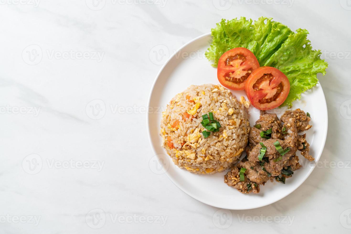 arroz frito com porco grelhado - comida asiática foto