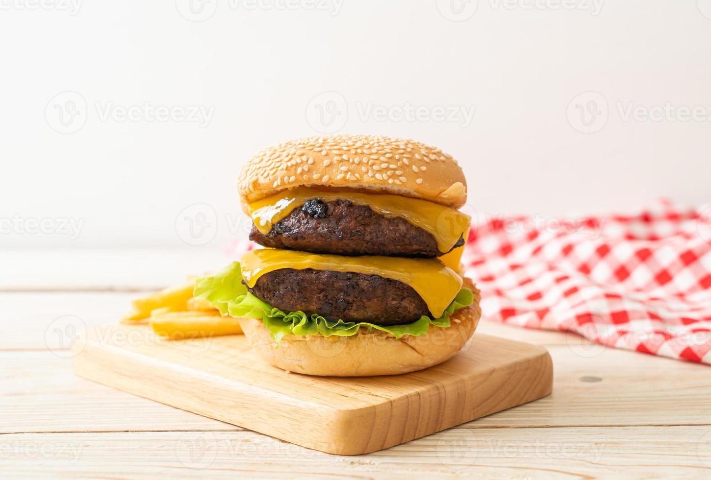 hambúrguer ou hambúrguer de carne com queijo e batatas fritas - estilo de comida não saudável foto