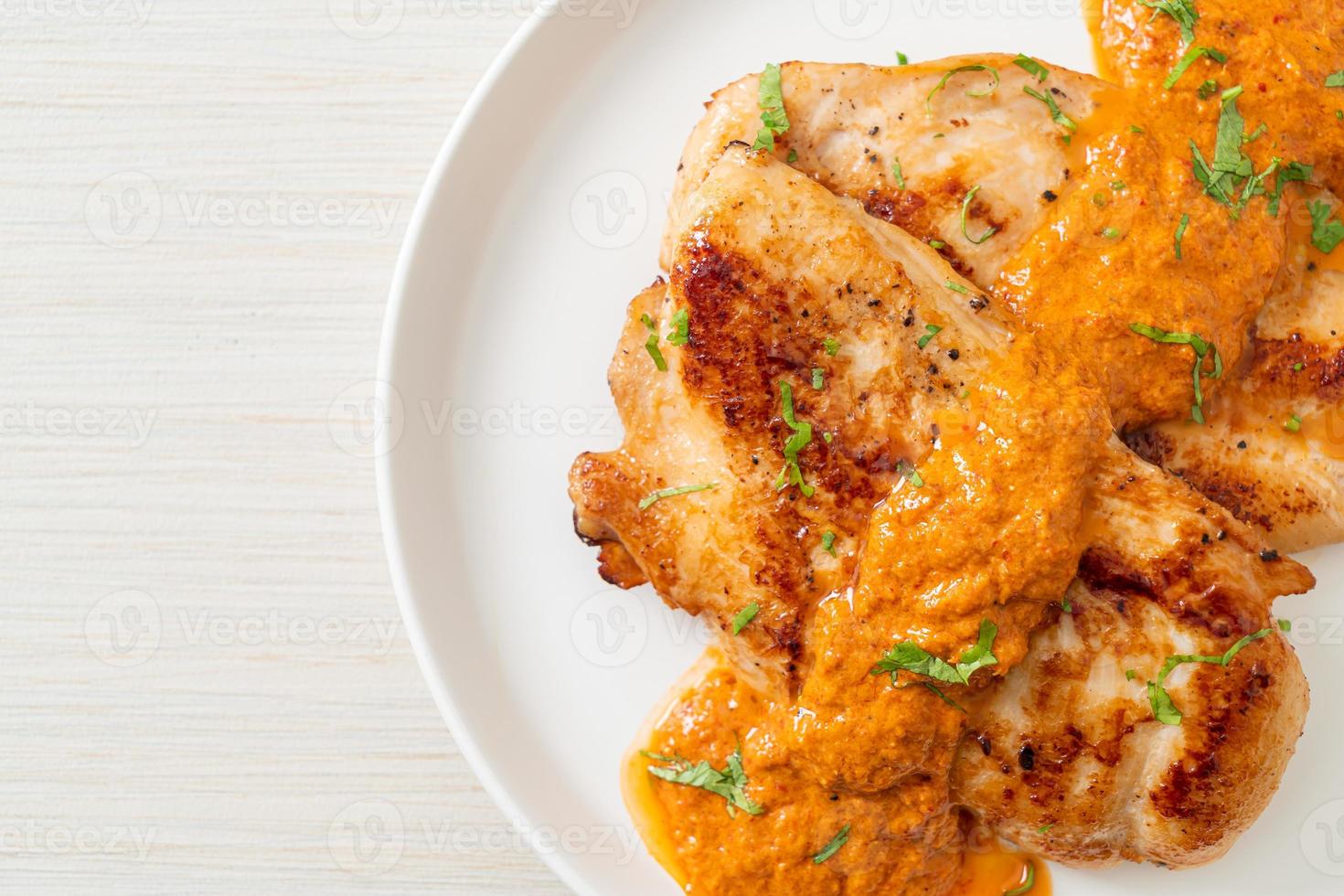 bife de frango grelhado com molho de curry vermelho - estilo muçulmano foto