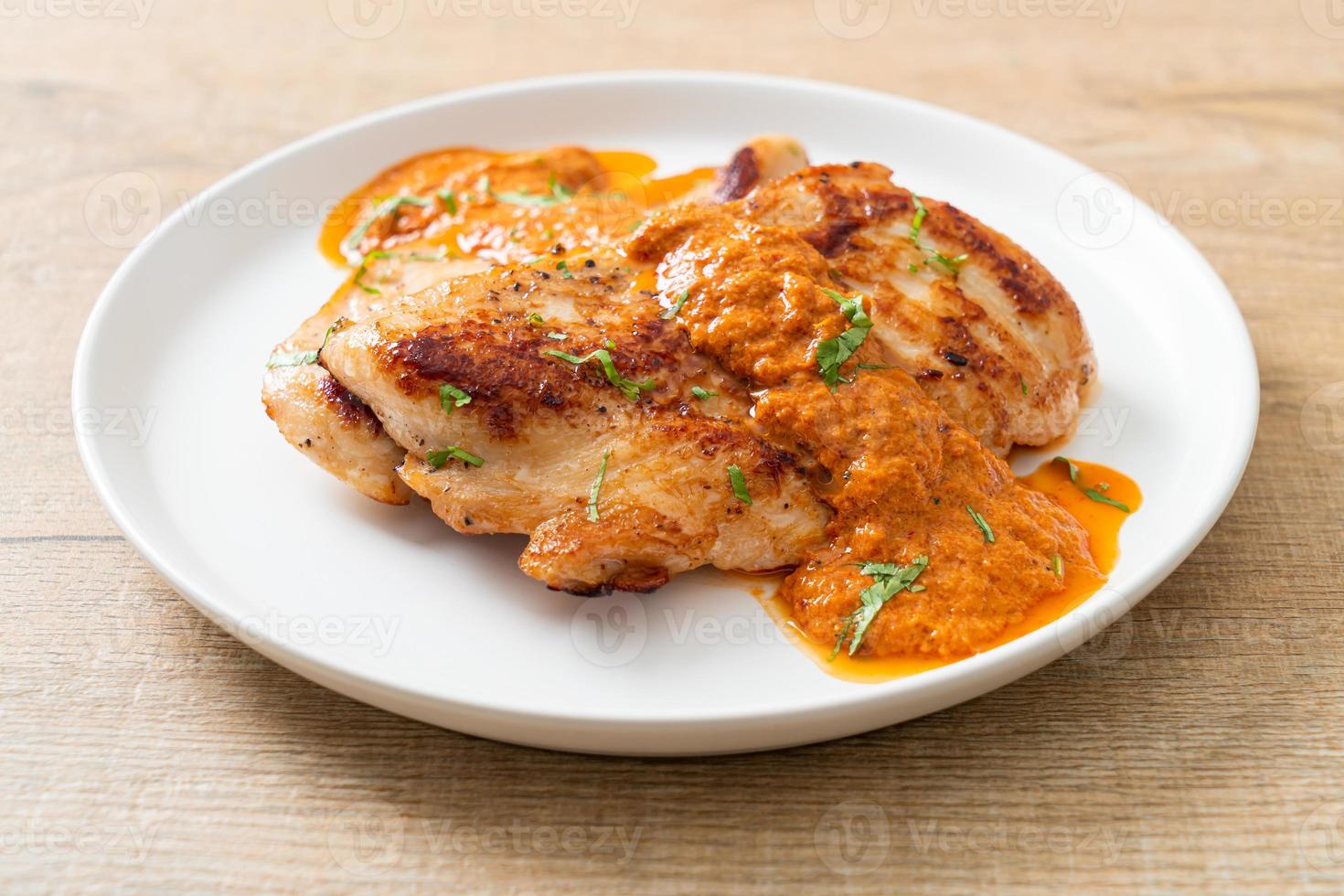 bife de frango grelhado com molho de curry vermelho - estilo muçulmano foto