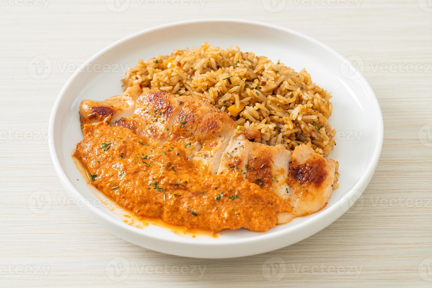 bife de frango grelhado com molho de curry vermelho e arroz - estilo de comida muçulmana foto