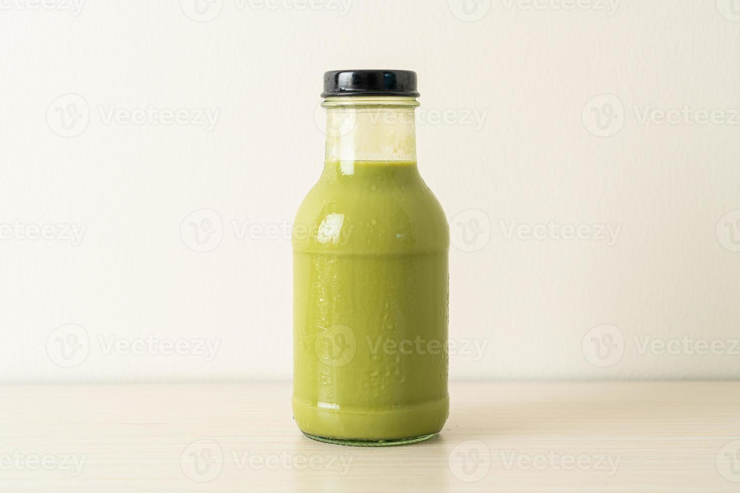 matcha chá verde com leite em garrafa de vidro na mesa foto