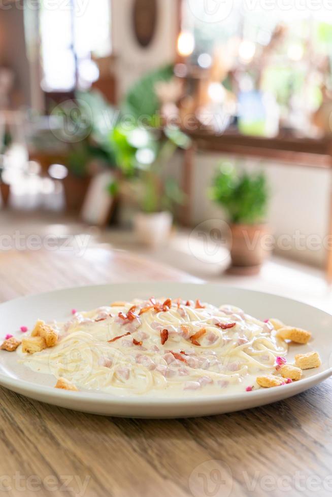 espaguete à carbonara com molho de creme com bacon foto