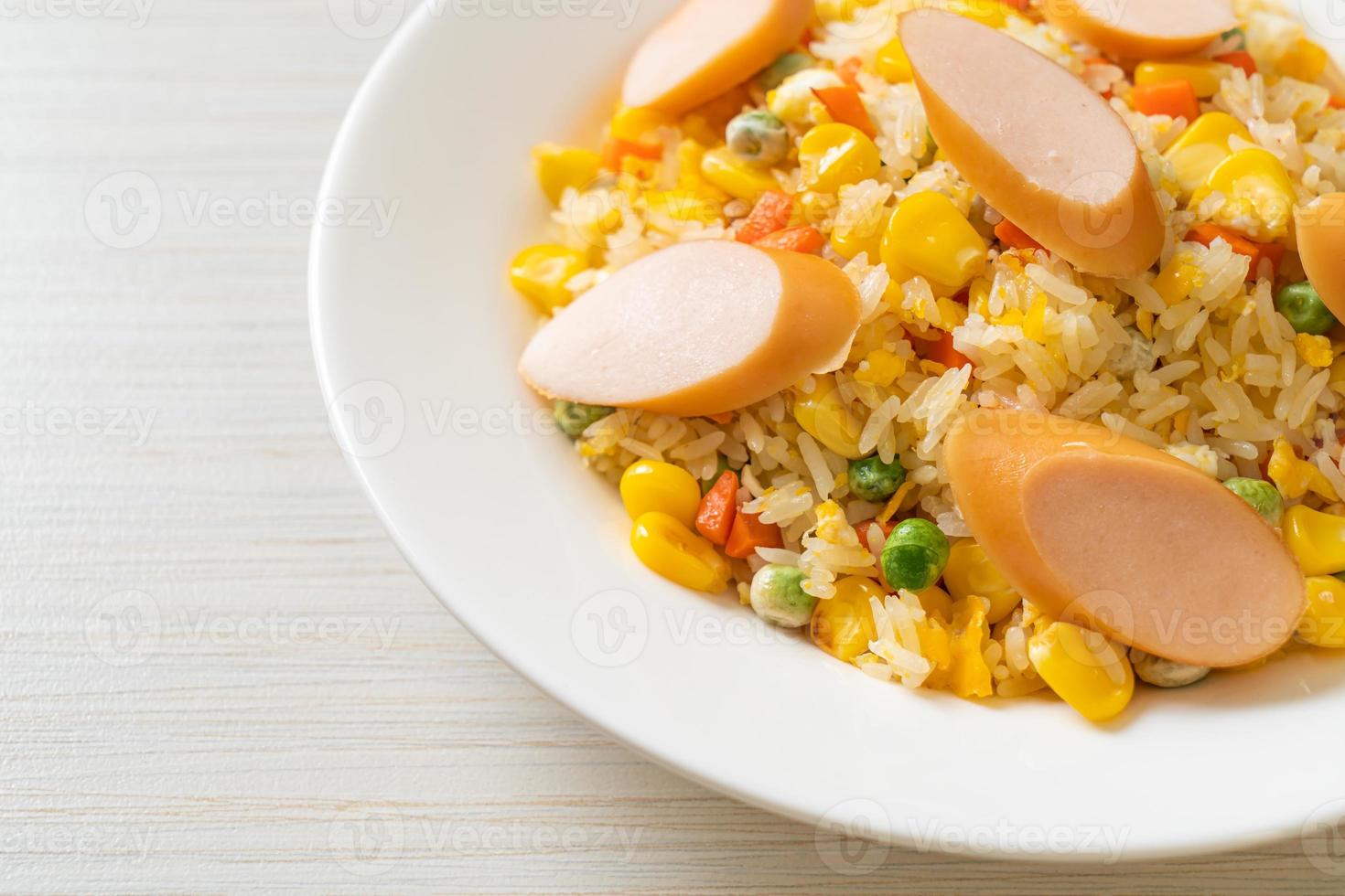 arroz frito com linguiça e vegetais mistos foto