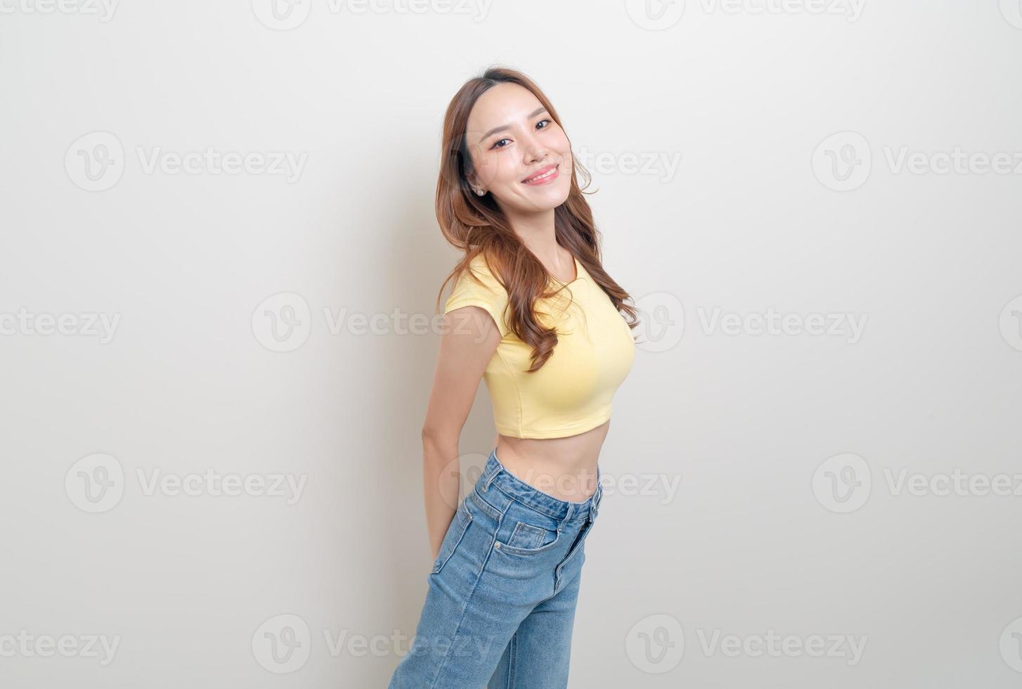 retrato linda mulher asiática com sentimento feliz e sorrindo sobre fundo branco foto