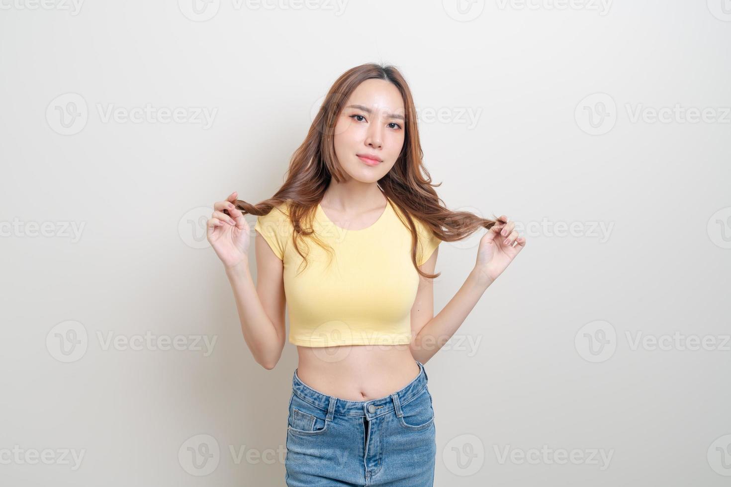 retrato linda mulher asiática com sentimento feliz e sorrindo sobre fundo branco foto