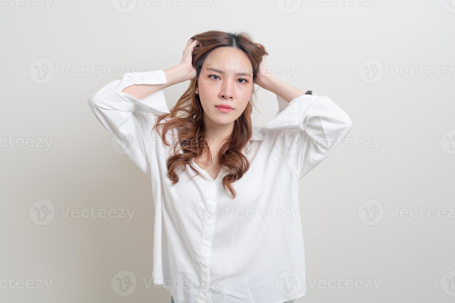 retrato linda mulher asiática estresse, sério, se preocupar ou reclamar foto