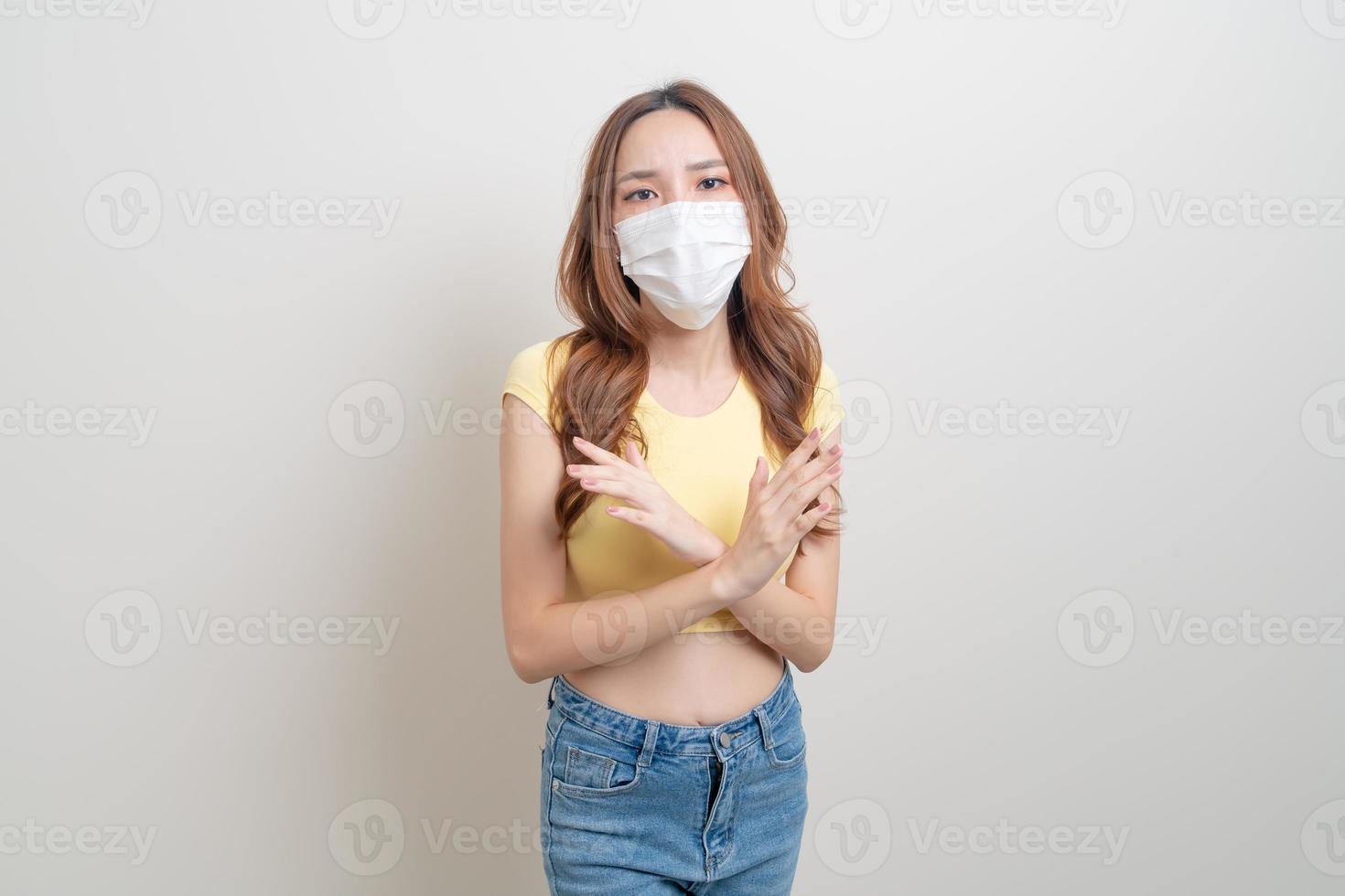 retrato linda mulher asiática usando máscara e rosto de estresse ou preocupação em fundo branco foto