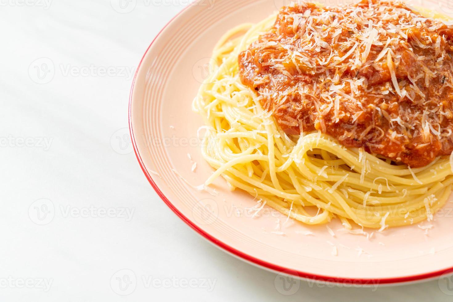 espaguete de porco à bolonhesa com queijo parmesão - comida italiana foto
