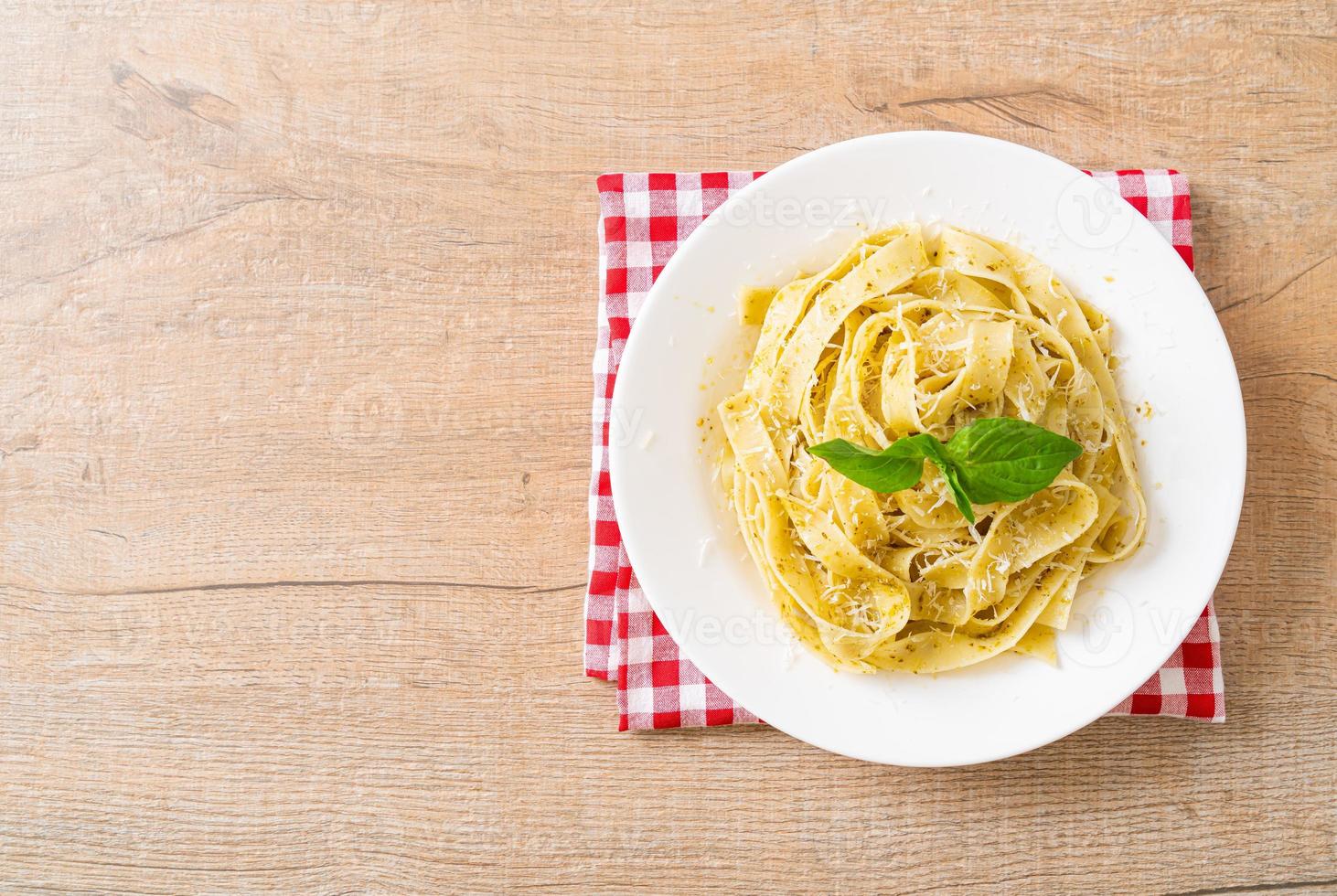 macarrão pesto fettuccine com queijo parmesão por cima - comida italiana foto