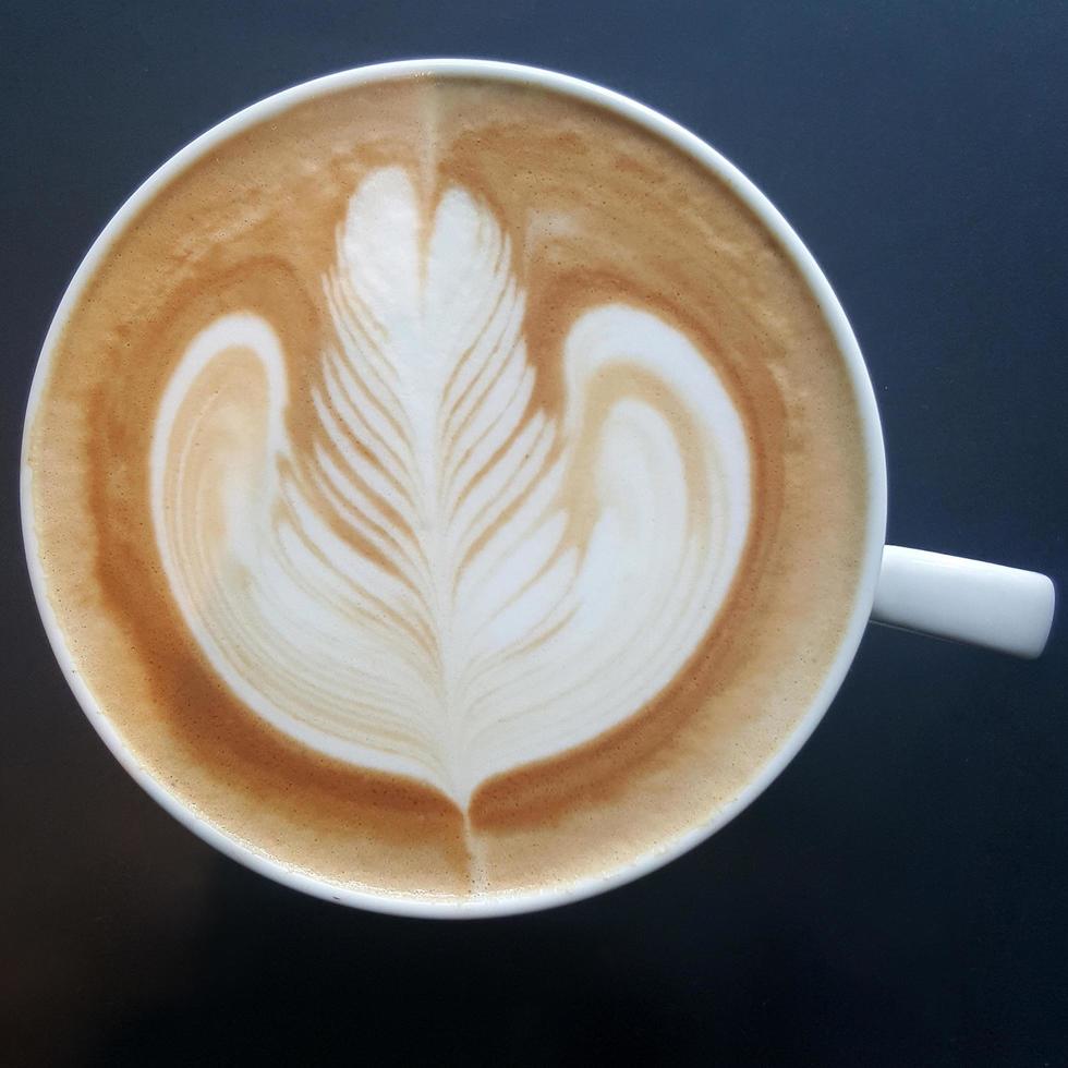 vista superior de uma caneca de café latte art. foto