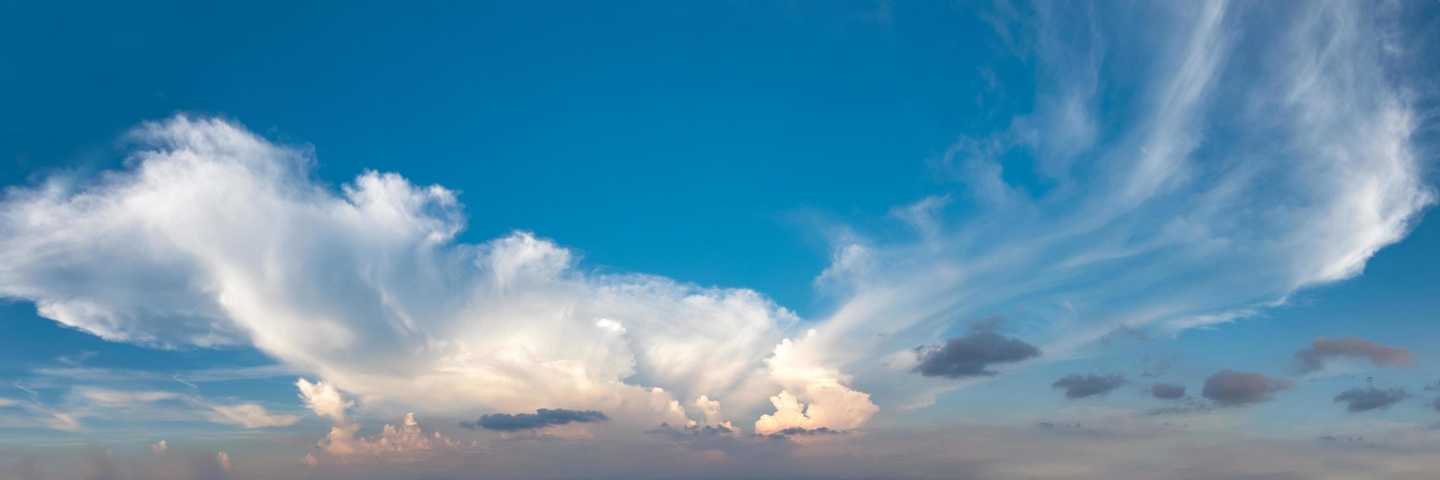 céu panorâmico com nuvem em um dia ensolarado. foto