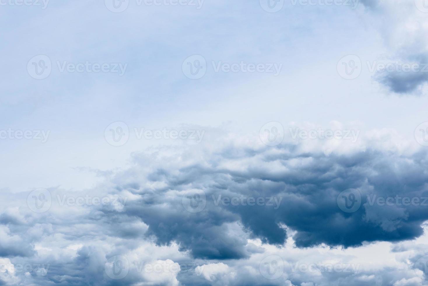 fundo do céu de tempestade dramática. pode ser usado como pano de fundo foto