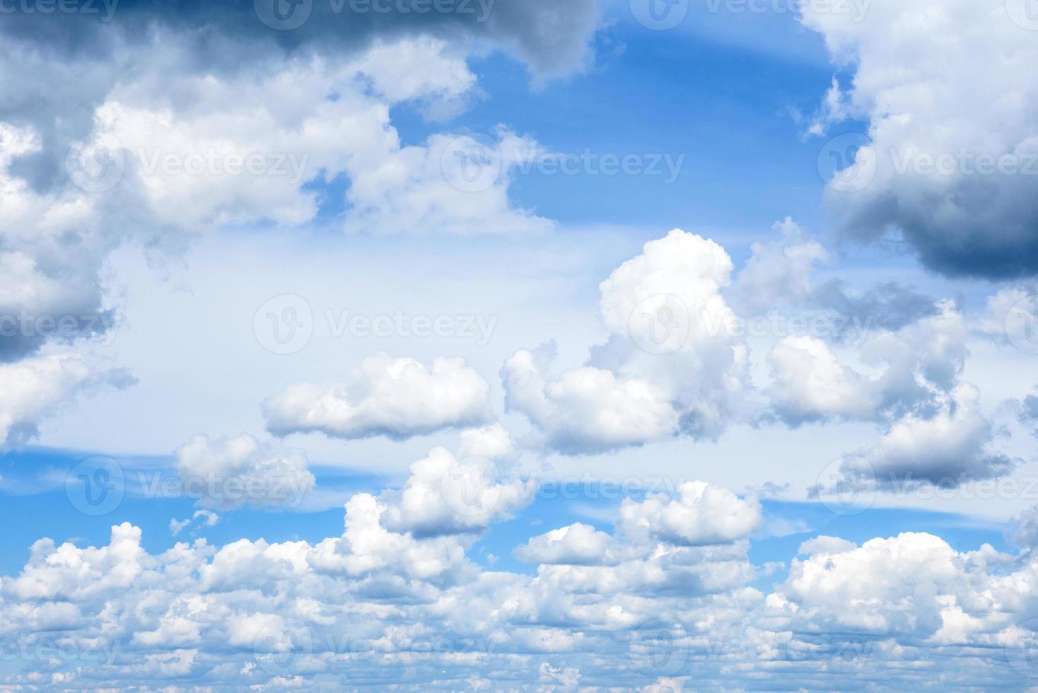 fundo do céu de tempestade dramática. pode ser usado como pano de fundo foto