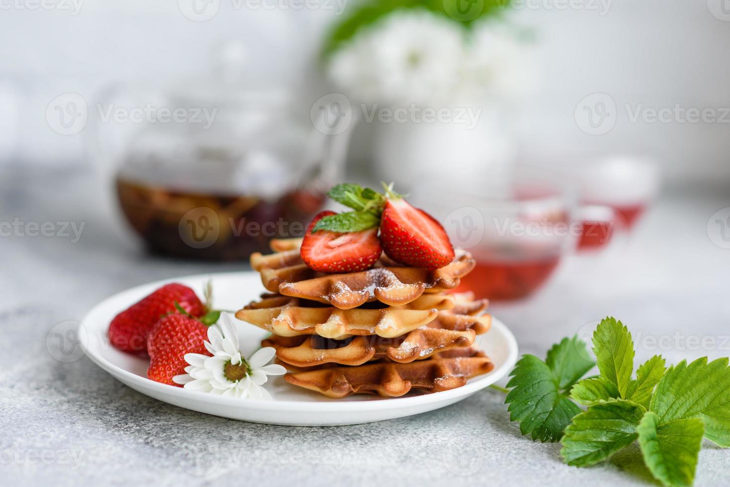 deliciosos waffles belgas recém-assados com bagas e frutas foto