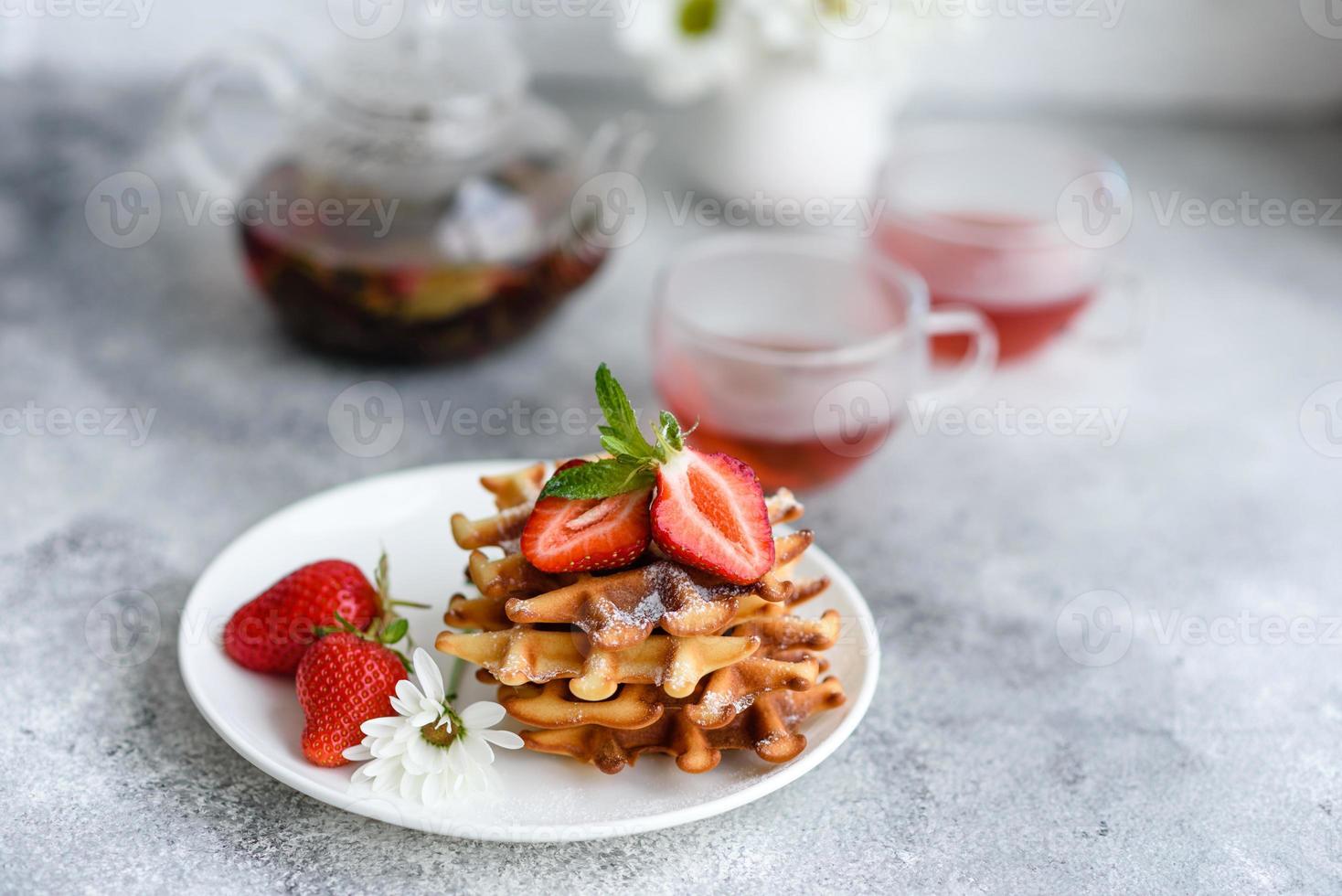 deliciosos waffles belgas recém-assados com bagas e frutas foto