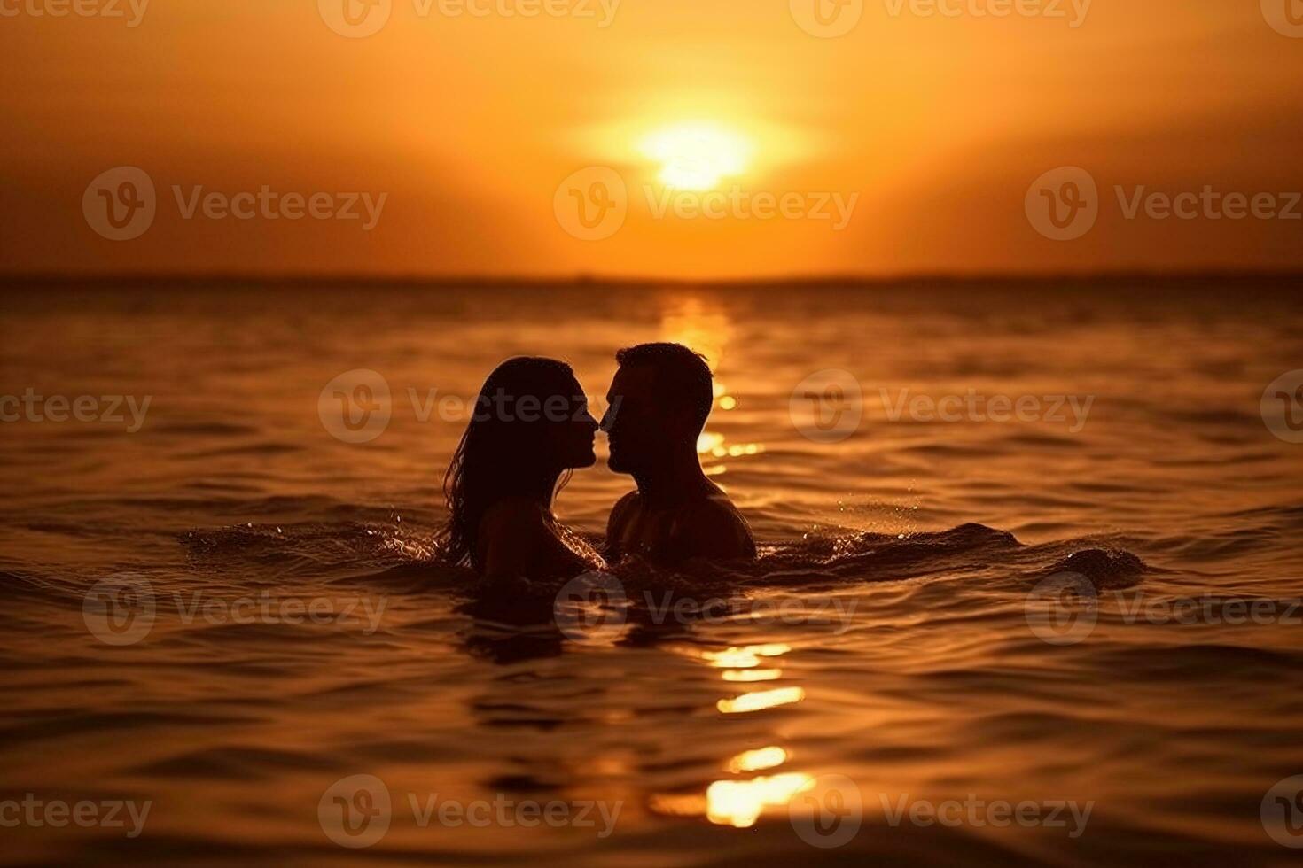 uma romântico casal desfrutando uma nadar às pôr do sol. a foco do a imagem seria estar em a do casal silhuetas dentro a água, com a Sol configuração dentro a fundo. generativo ai foto