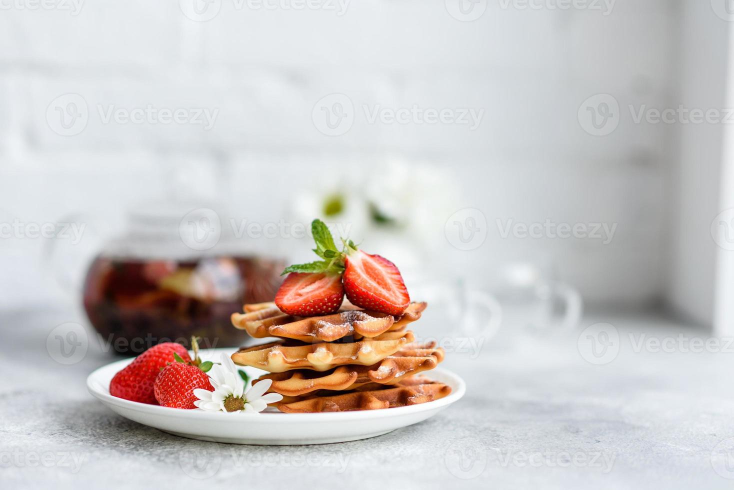 deliciosos waffles belgas recém-assados com bagas e frutas foto