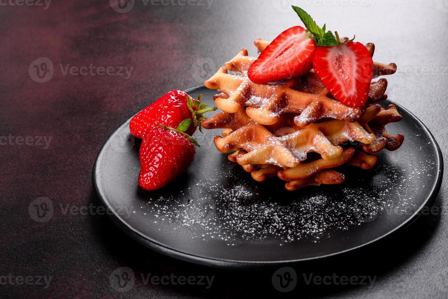 deliciosos waffles belgas recém-assados com bagas e frutas foto