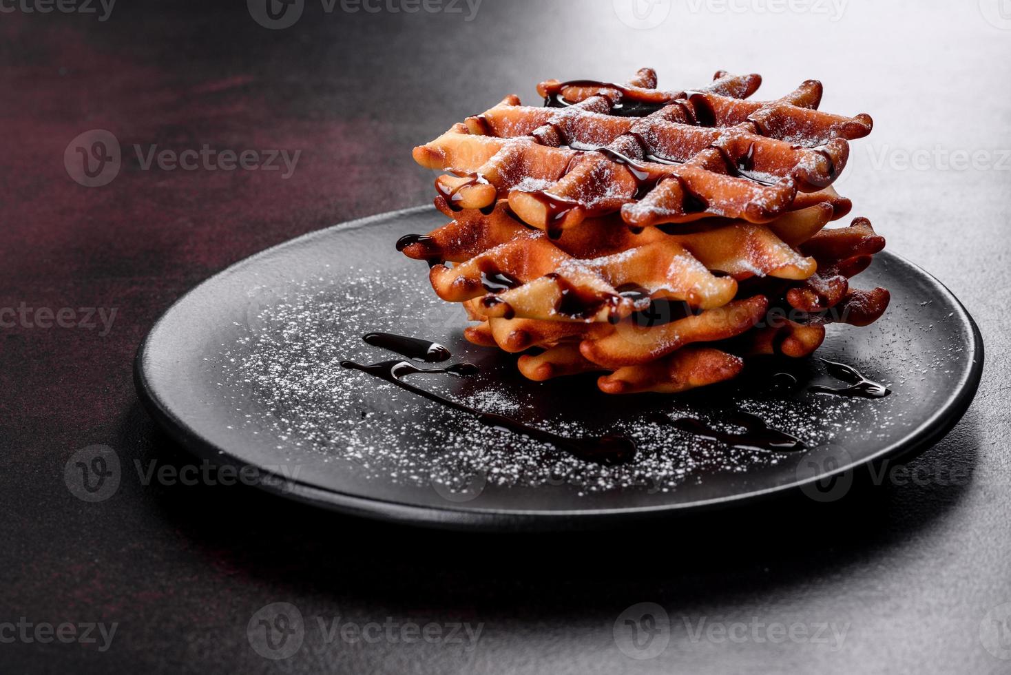 deliciosos waffles belgas recém-assados com bagas e frutas foto