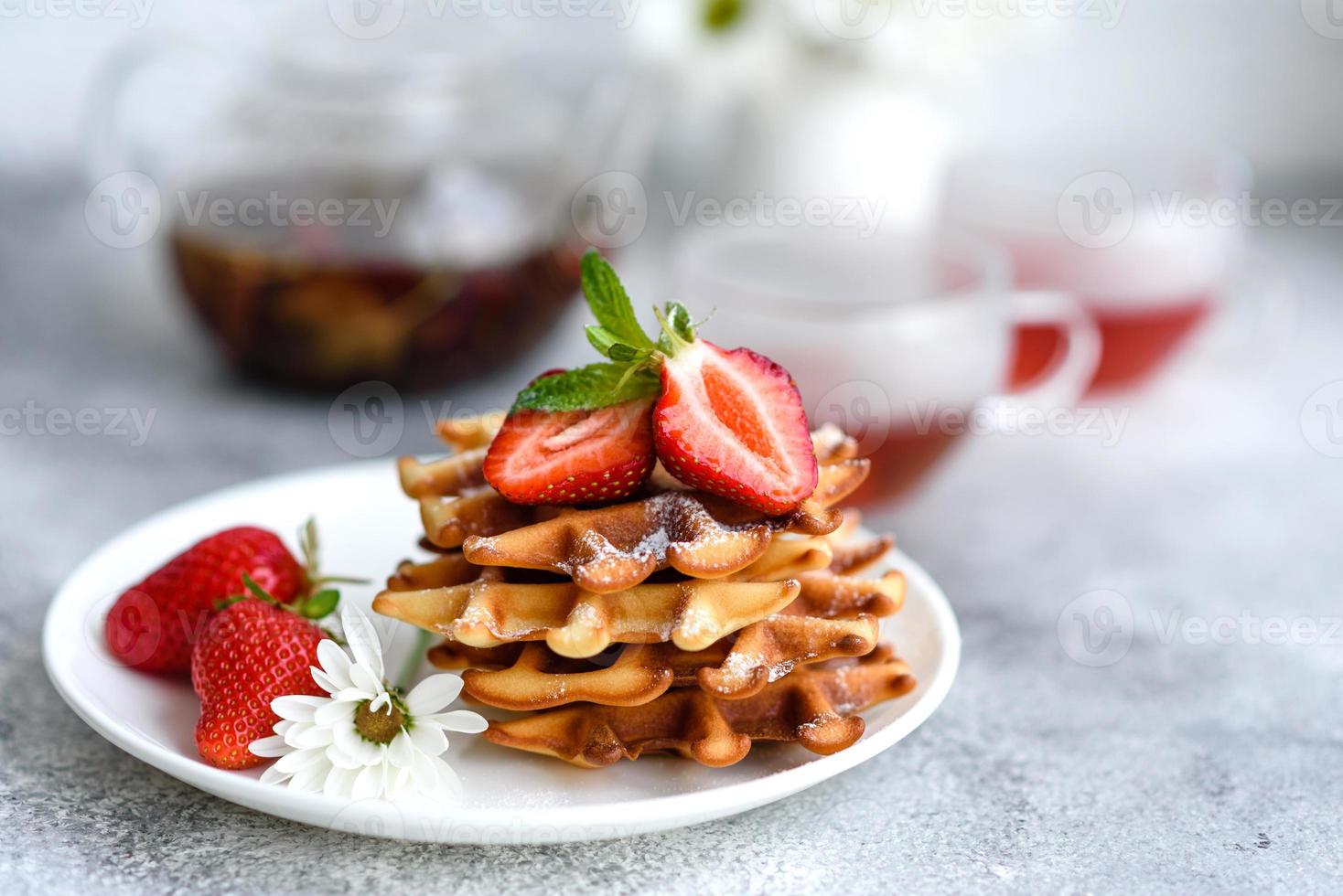 deliciosos waffles belgas recém-assados com bagas e frutas foto