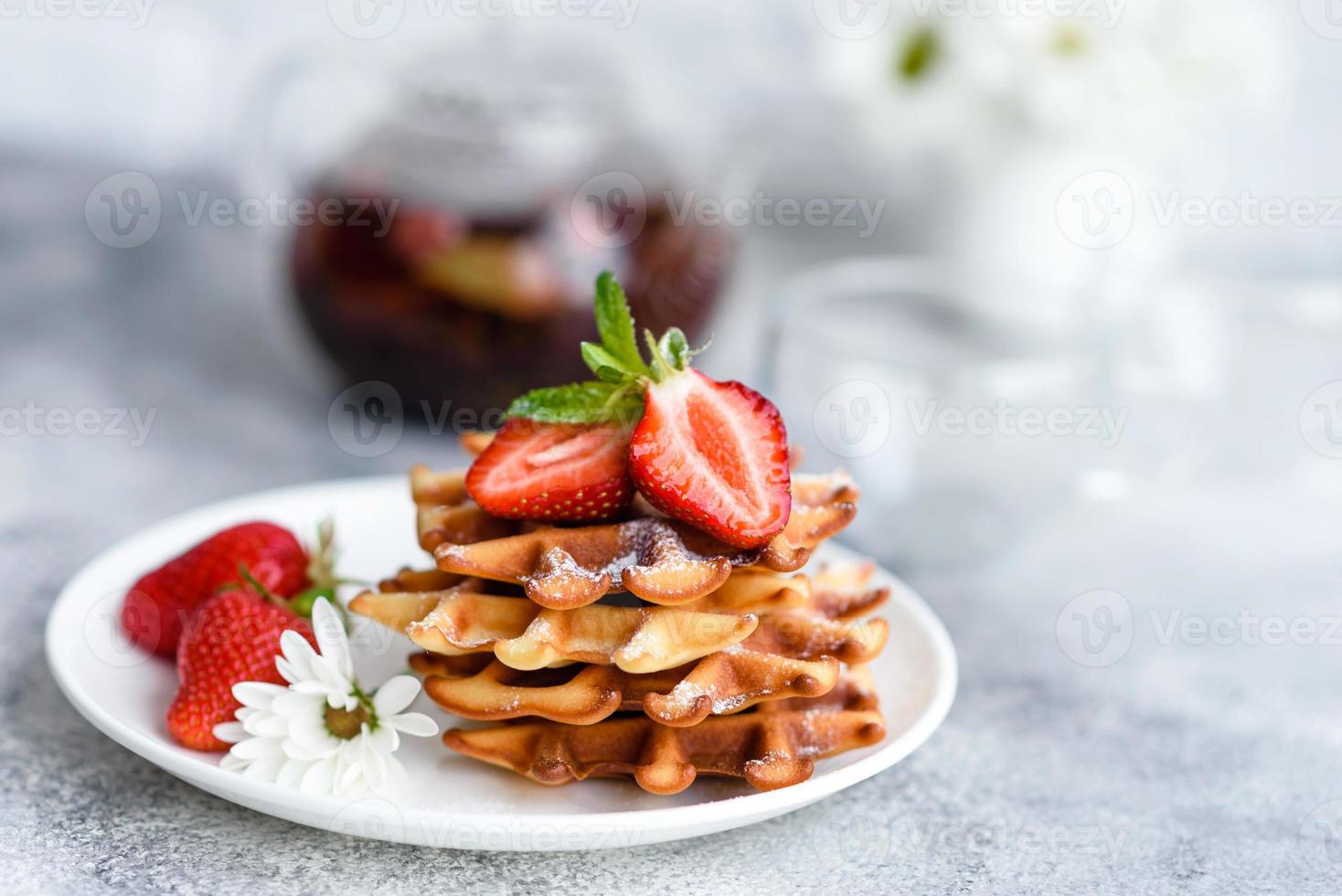 deliciosos waffles belgas recém-assados com bagas e frutas foto