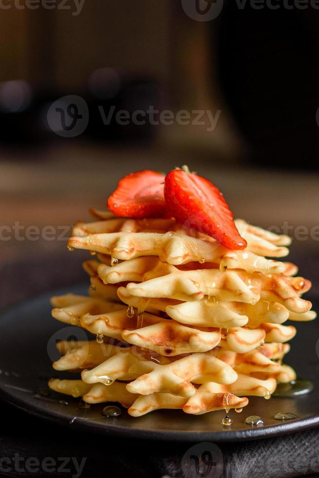 deliciosos waffles belgas recém-assados com frutas vermelhas foto