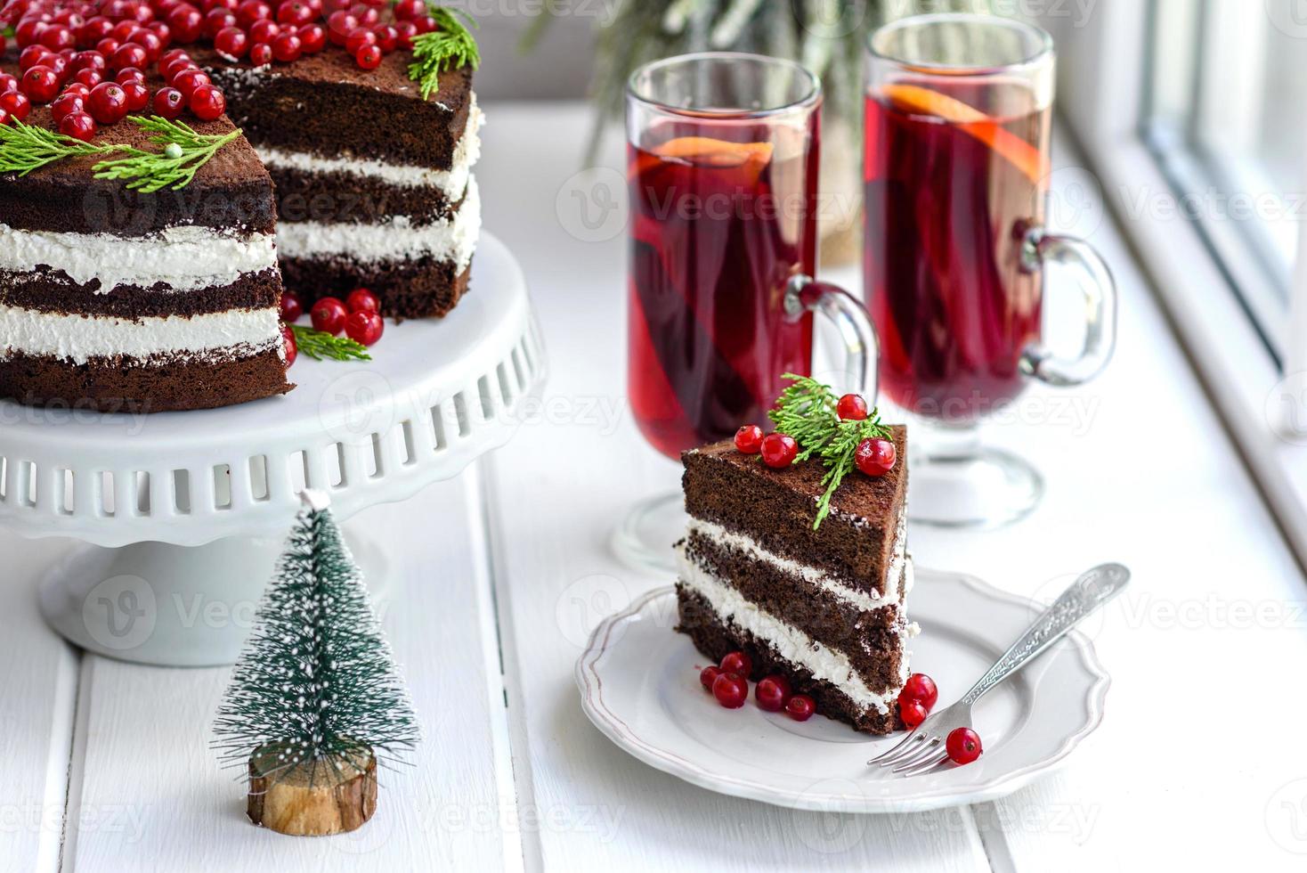 lindo bolo delicioso com frutas vermelhas brilhantes foto