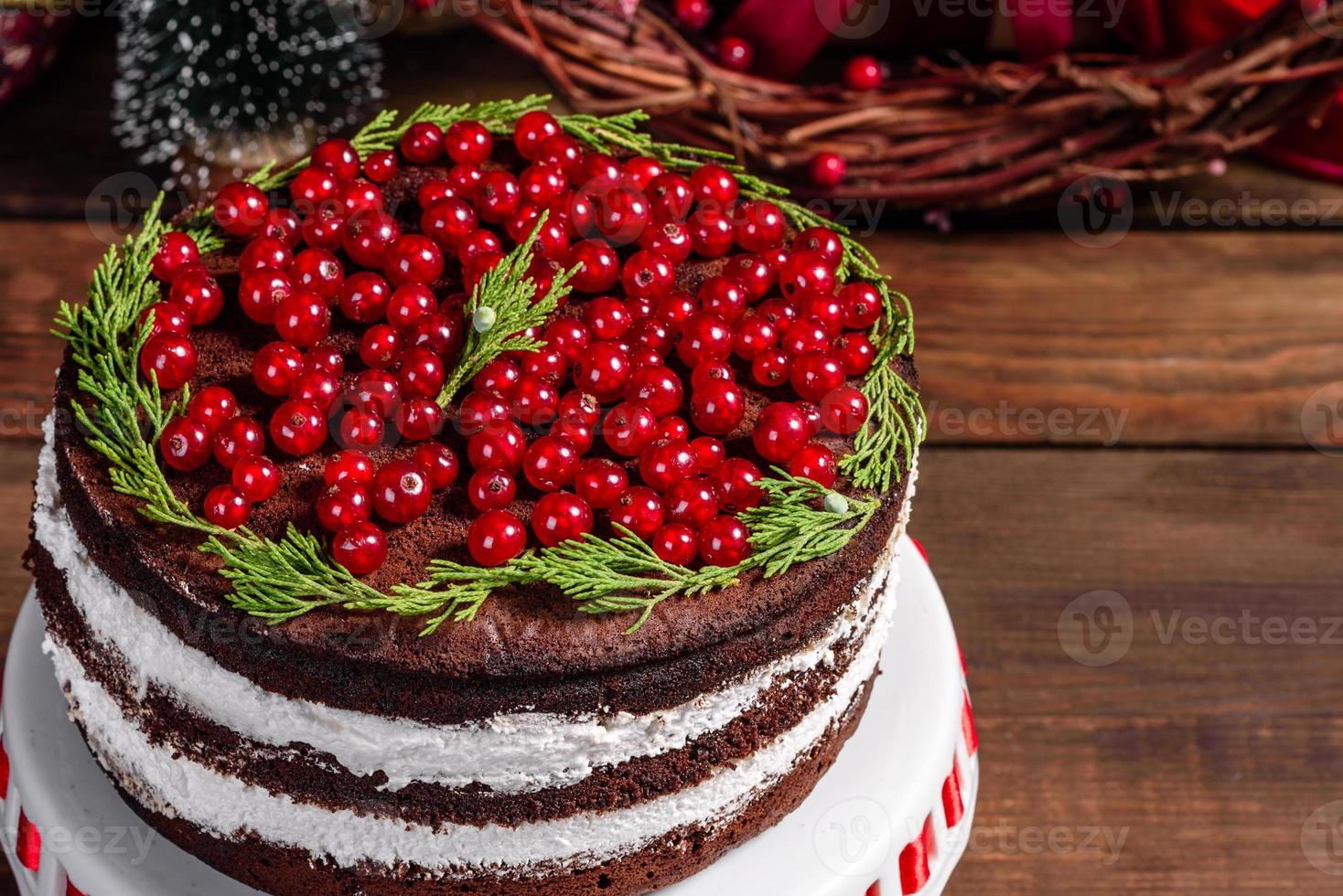 lindo bolo delicioso com frutas vermelhas brilhantes foto