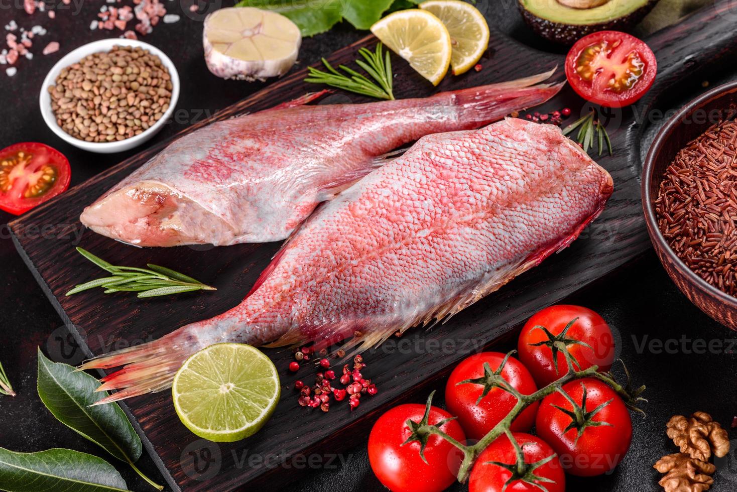 filé cru de perca do mar vermelho preparado para assar com especiarias e ervas foto