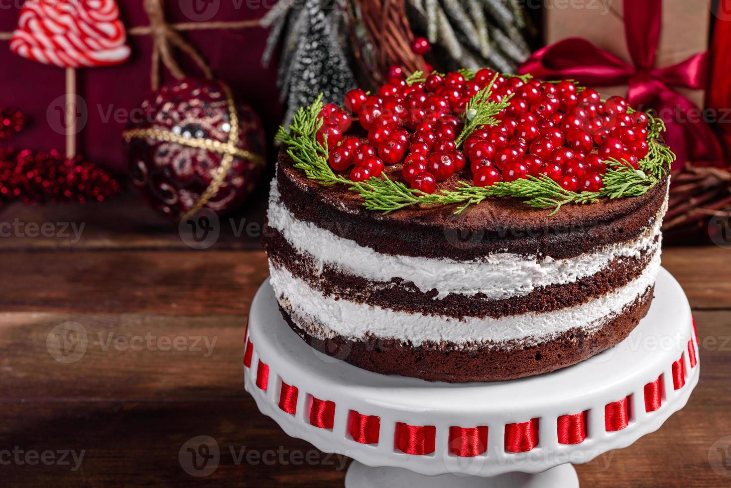 lindo bolo delicioso com frutas vermelhas brilhantes foto