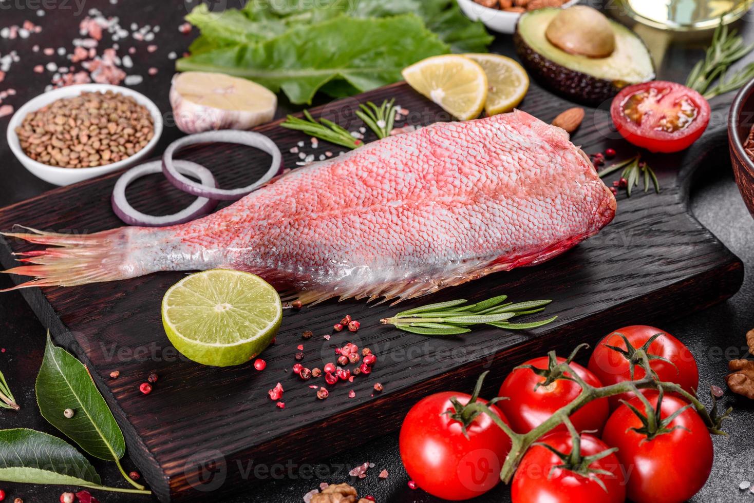 filé cru de perca do mar vermelho preparado para assar com especiarias e ervas foto