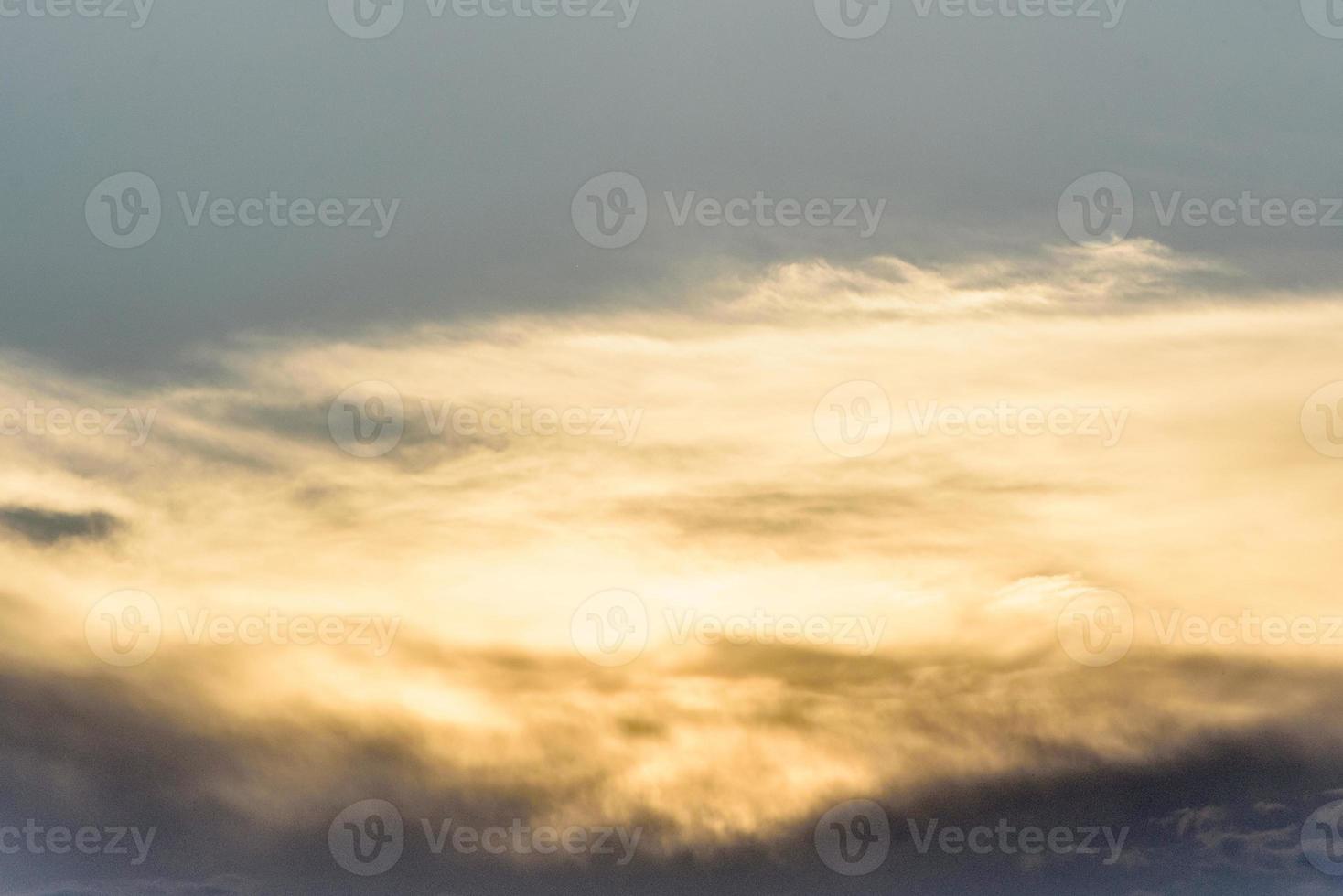 céu laranja dramático com nuvens ao pôr do sol foto