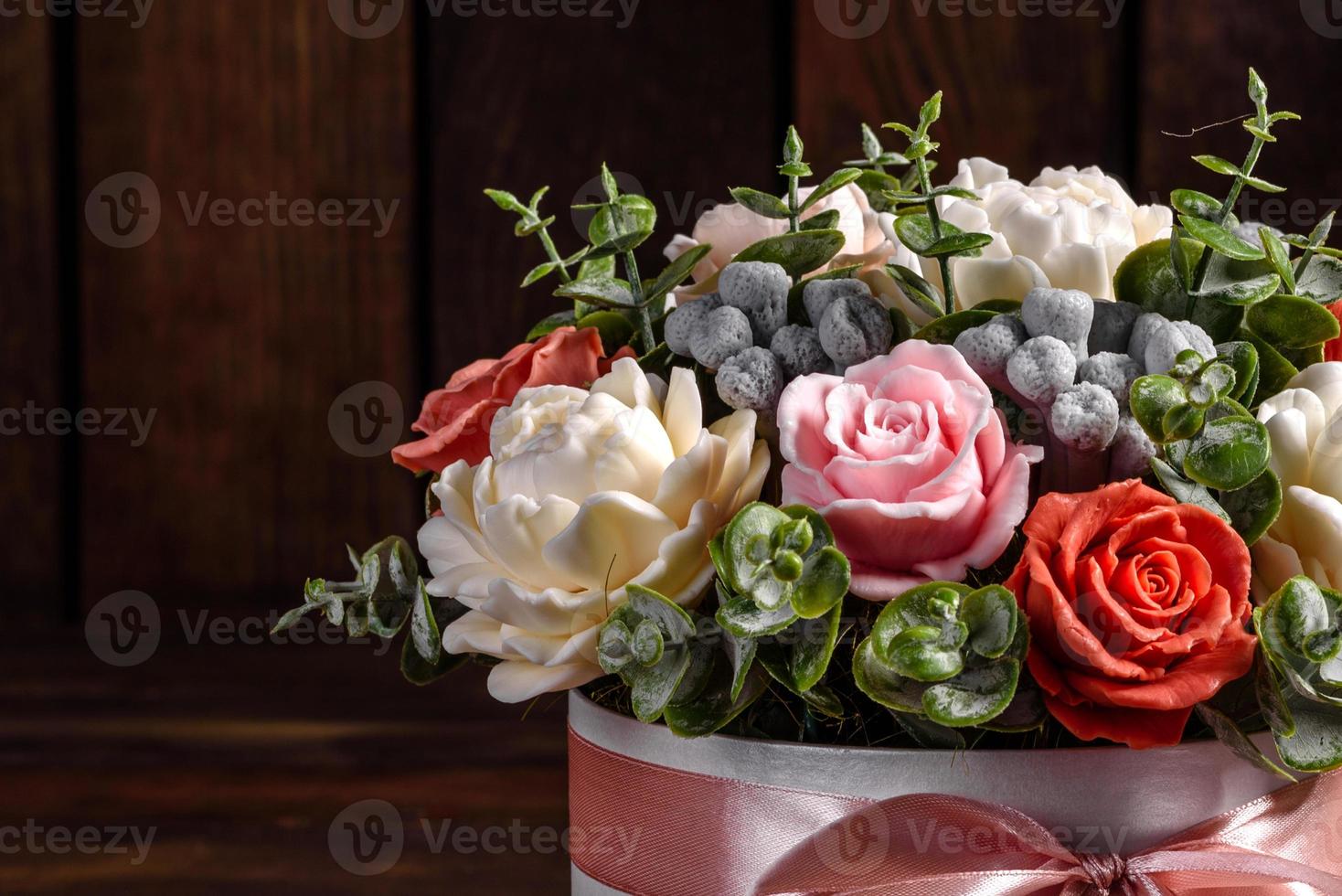 buquê de lindas flores rosas brilhantes foto