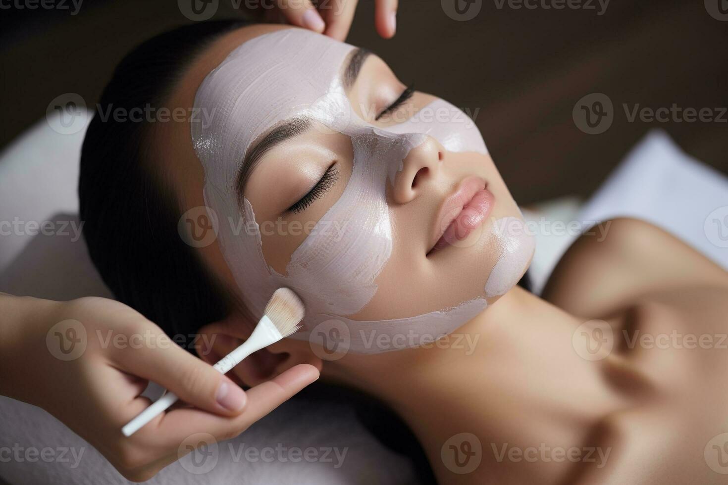 empregado aplicando facial mascarar em jovem face cuidados com a pele dentro spa tratamento . spa e beleza conceito.criado com generativo ai tecnologia. foto