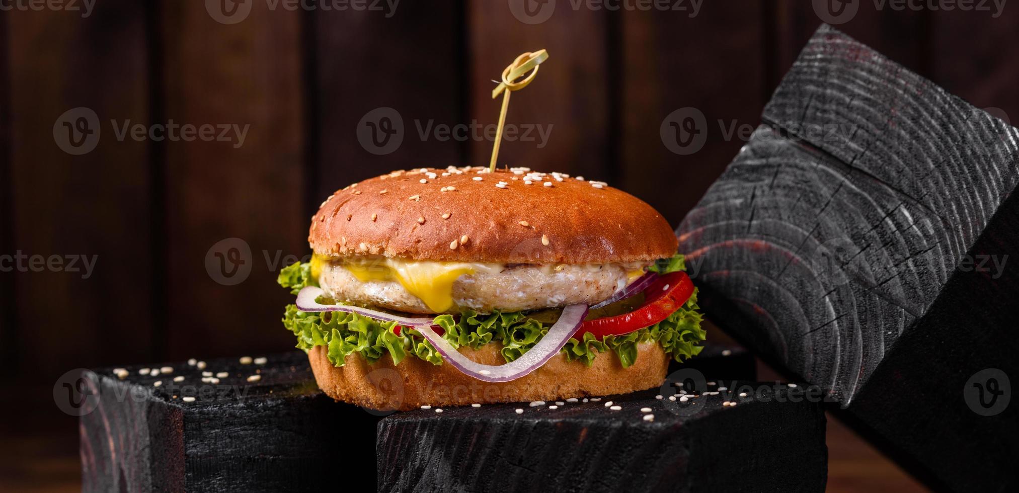 delicioso hambúrguer caseiro fresco em uma mesa de madeira foto