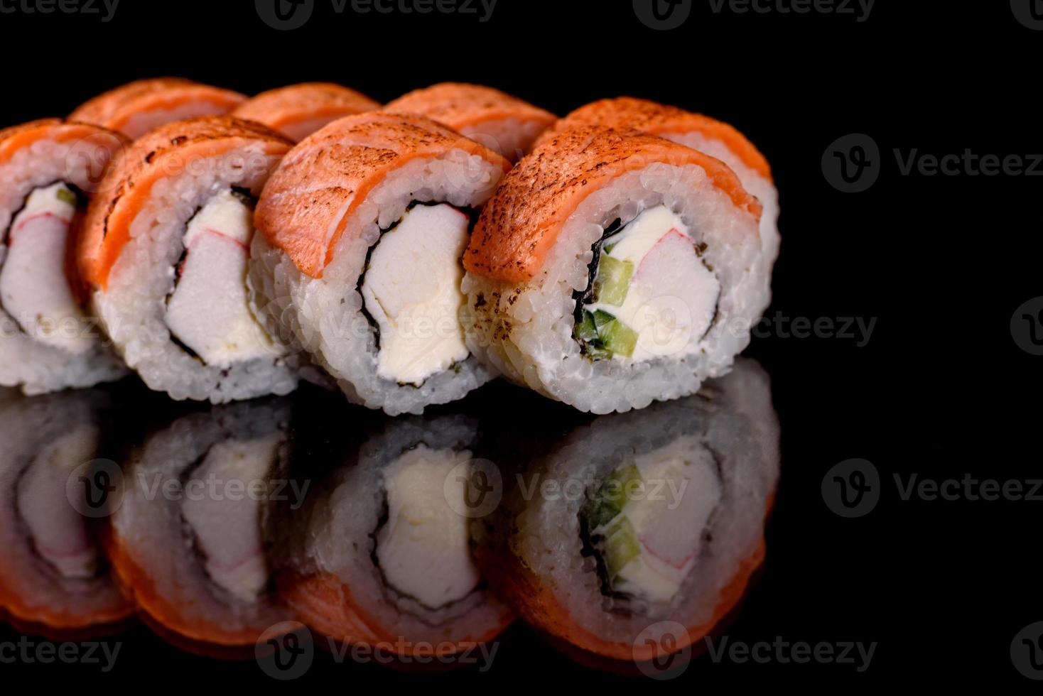 Rolinhos de sushi frescos preparados com as melhores variedades de peixes e frutos do mar foto