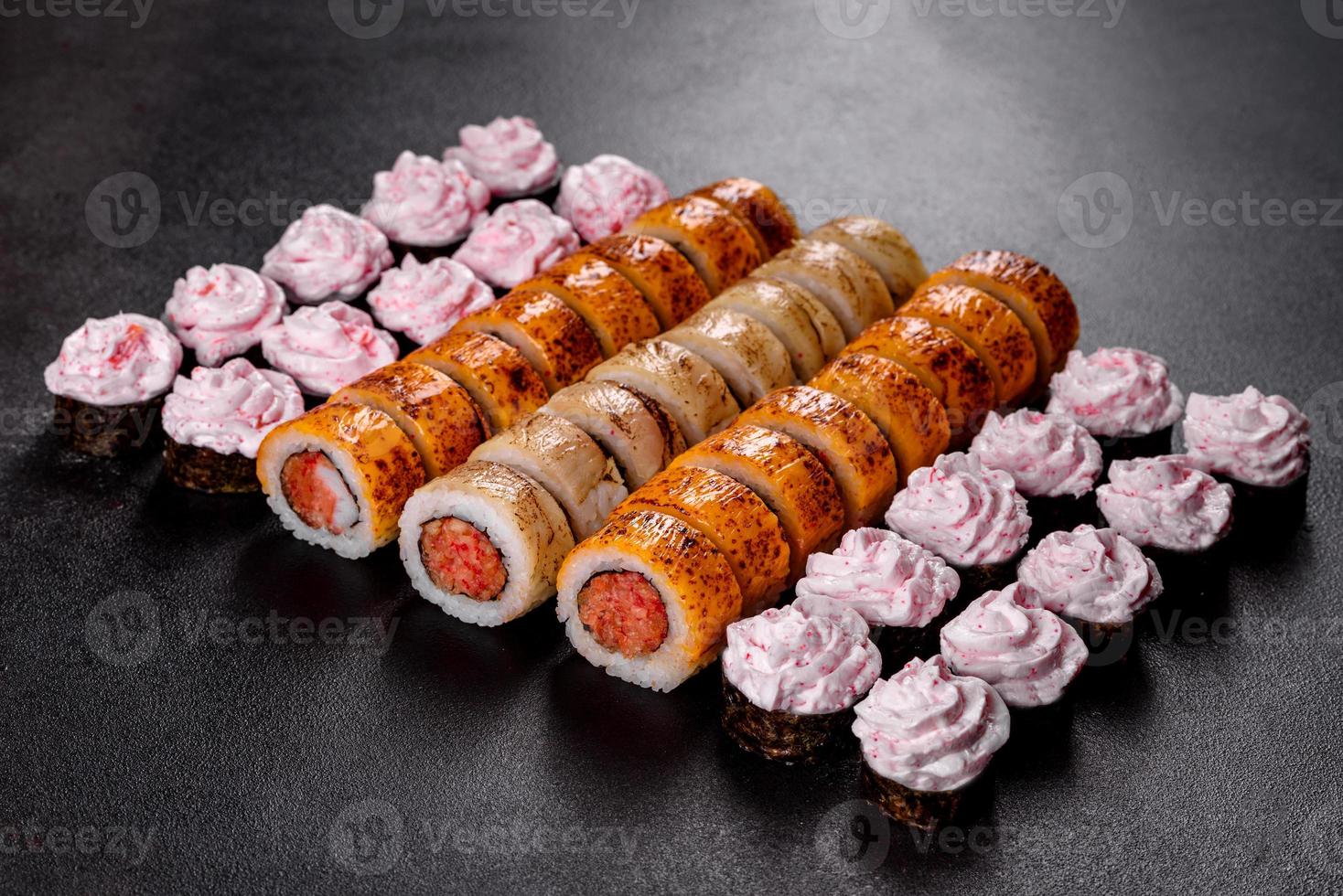 Rolinhos de sushi frescos preparados com as melhores variedades de peixes e frutos do mar foto