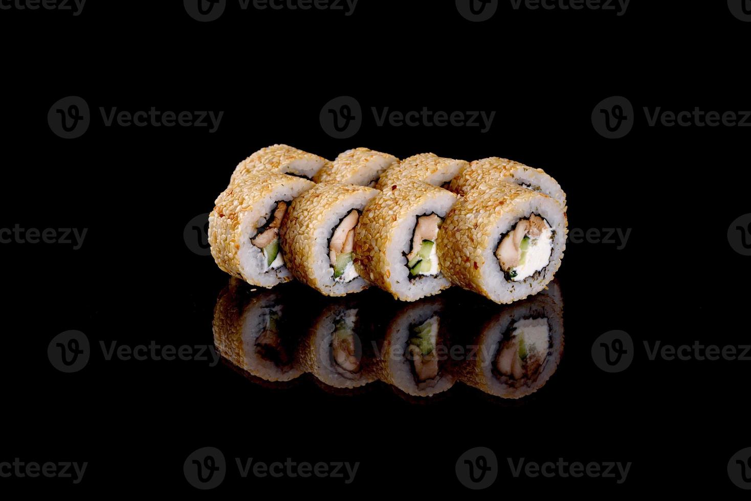 frescos deliciosos rolos de sushi bonitos em um fundo escuro foto