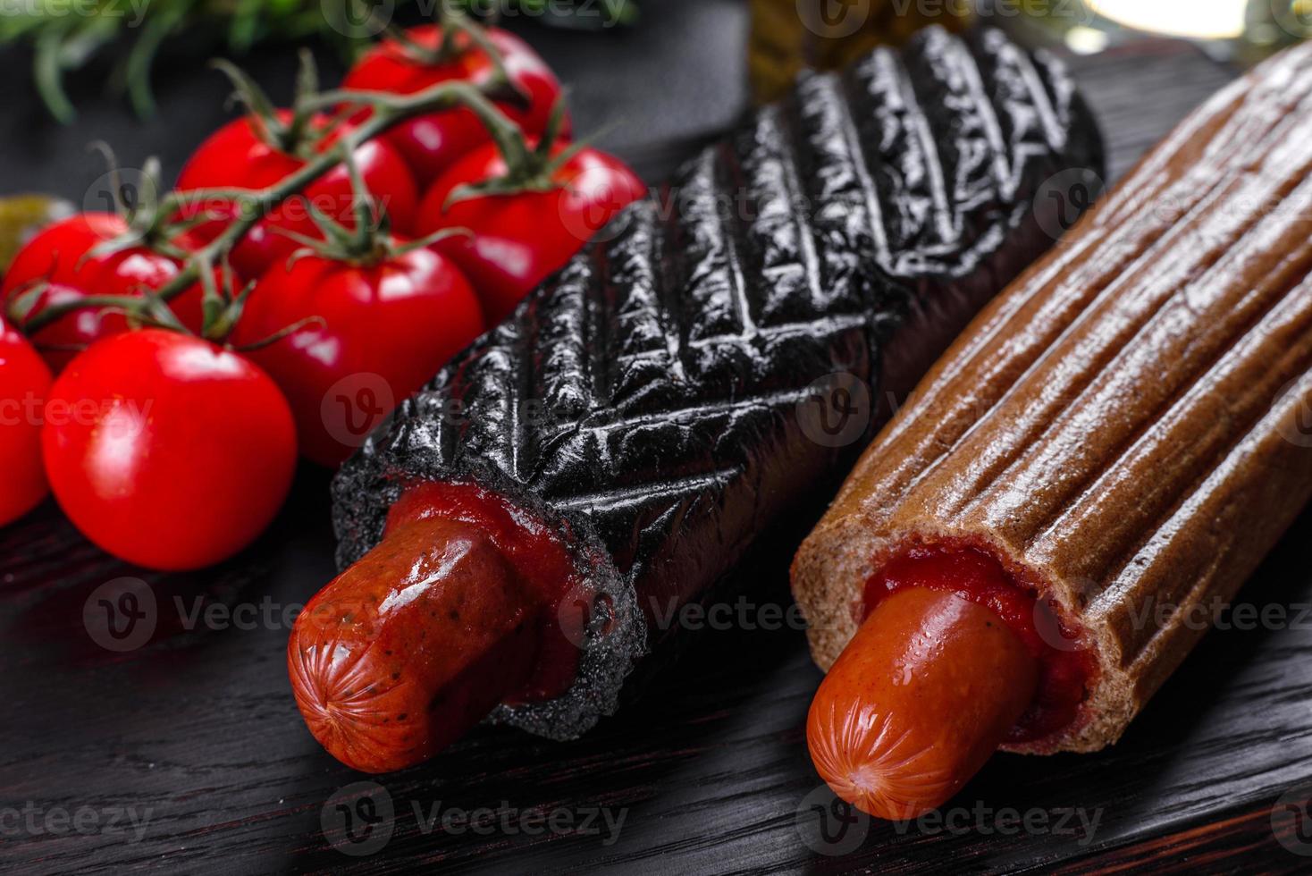 deliciosos cachorros-quentes frescos com vários tipos de pãezinhos e salsichas. foto