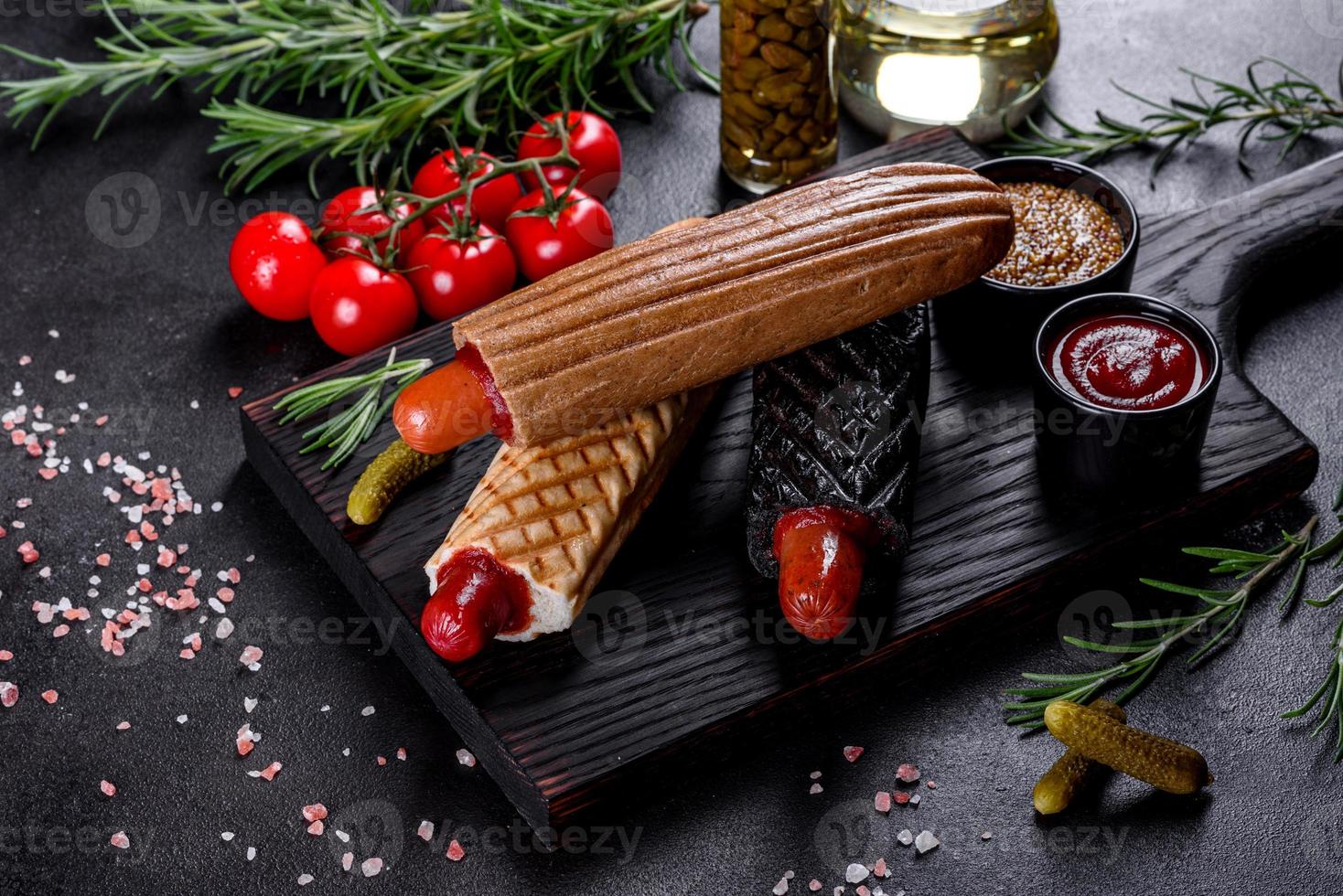 deliciosos cachorros-quentes frescos com vários tipos de pãezinhos e salsichas. foto