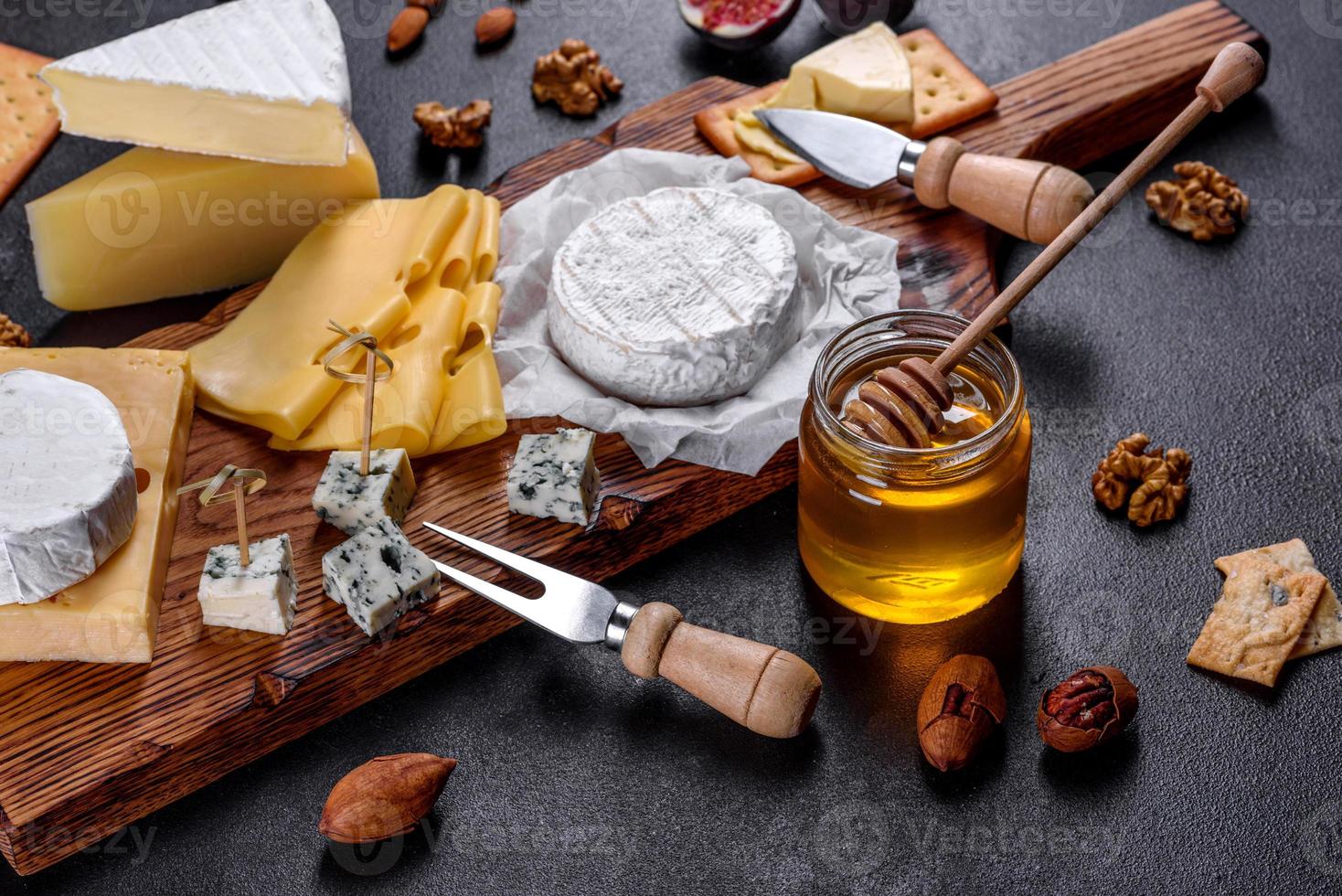 lindo delicioso queijo camembert, parmesão, brie foto