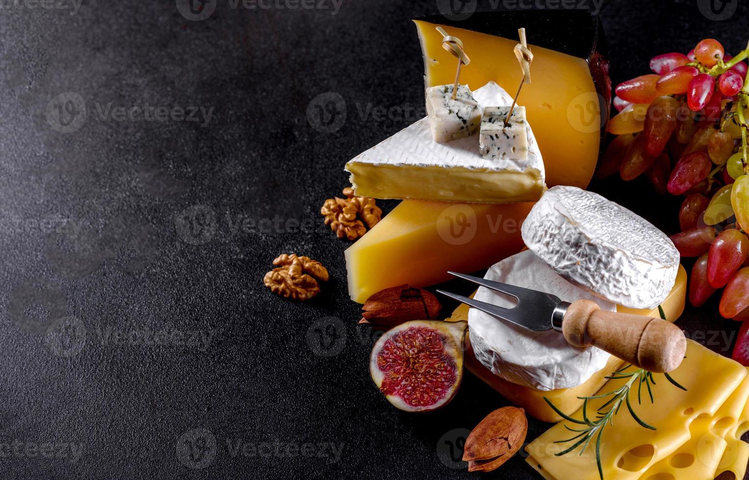 lindo delicioso queijo camembert, parmesão, brie foto