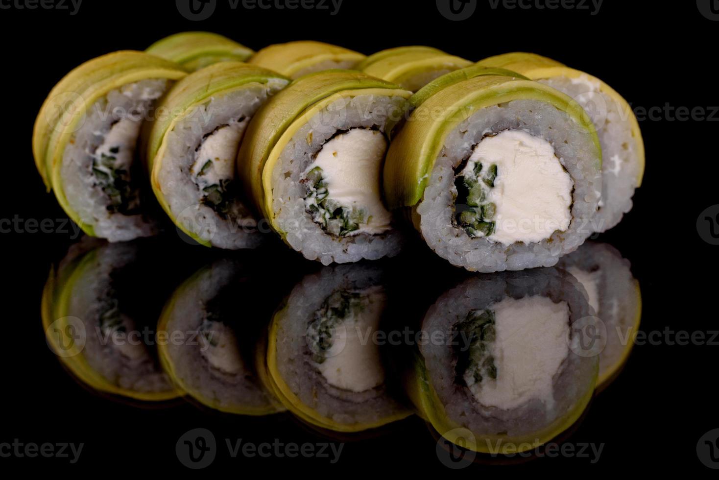 frescos deliciosos rolos de sushi bonitos em um fundo escuro foto