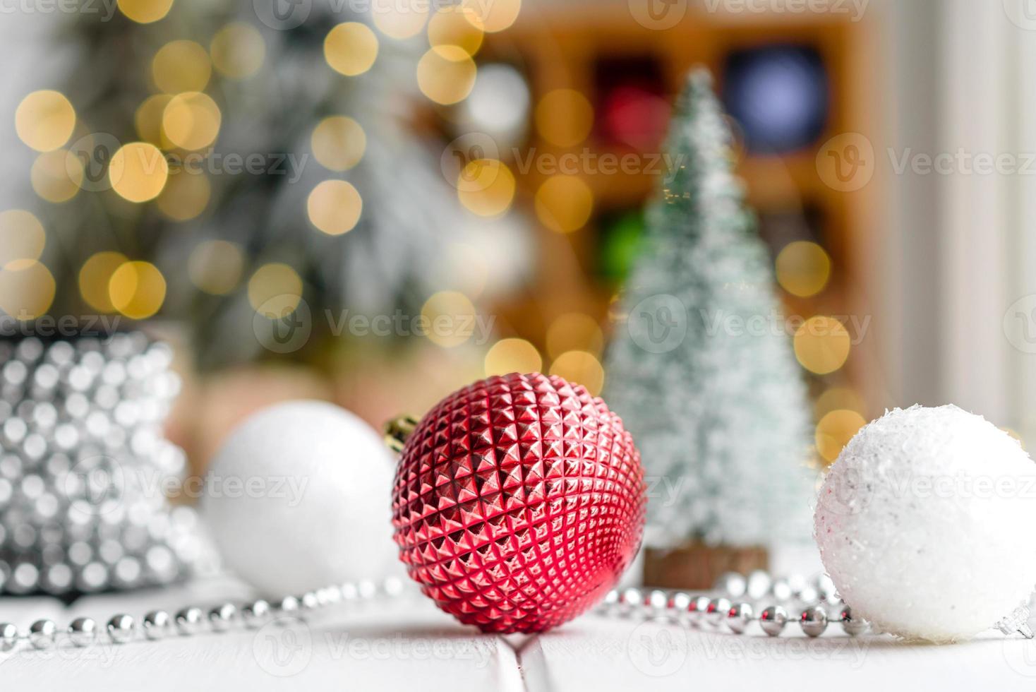 lindas decorações de natal multicoloridas em uma mesa de madeira clara foto