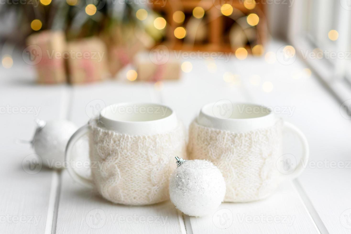 lindas decorações de natal multicoloridas em uma mesa de madeira clara foto