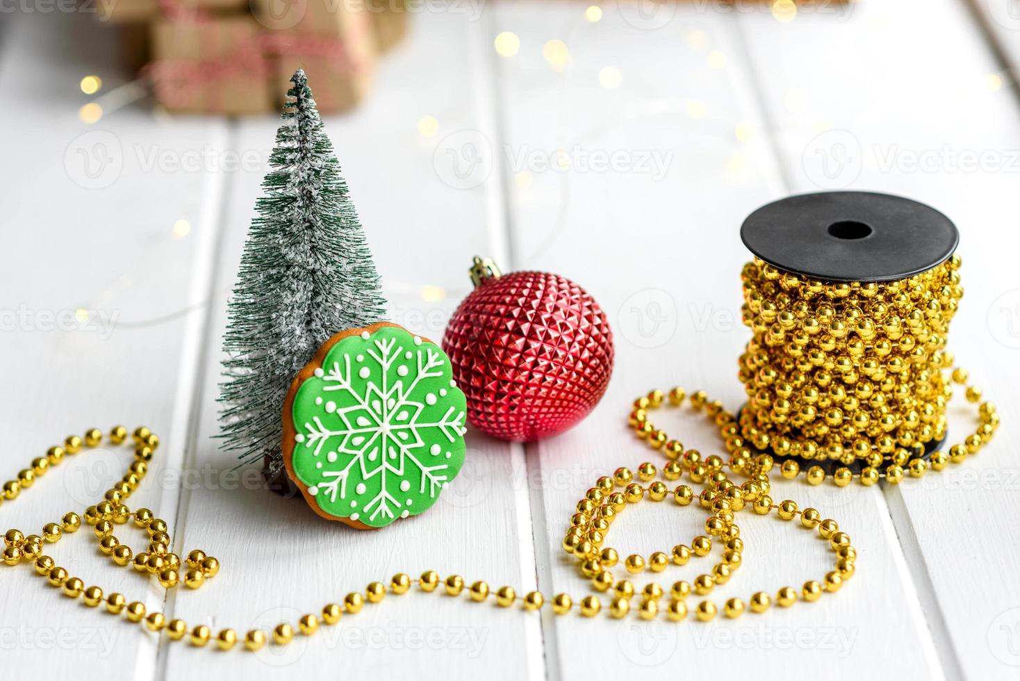 lindas decorações de natal multicoloridas em uma mesa de madeira clara foto