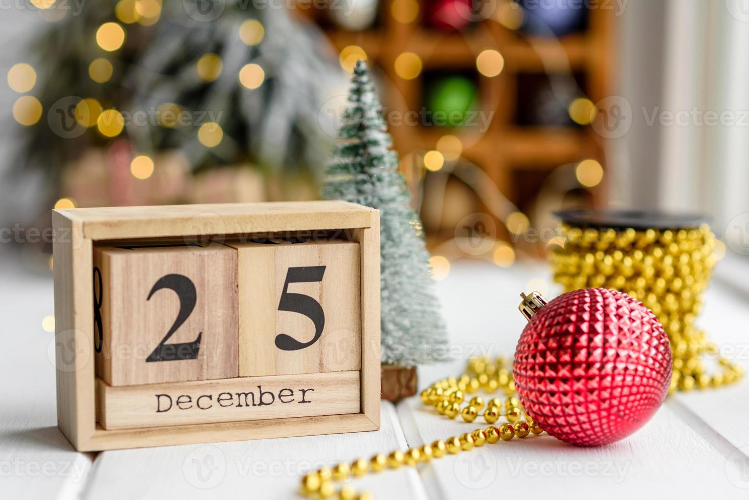 lindas decorações de natal multicoloridas em uma mesa de madeira clara foto