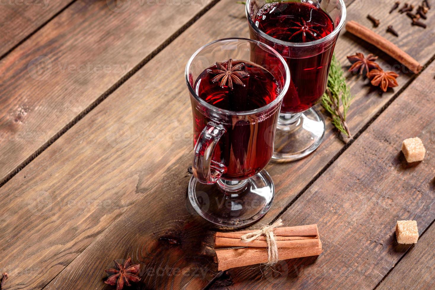 vinho quente com especiarias para o inverno e o natal com vários temperos foto