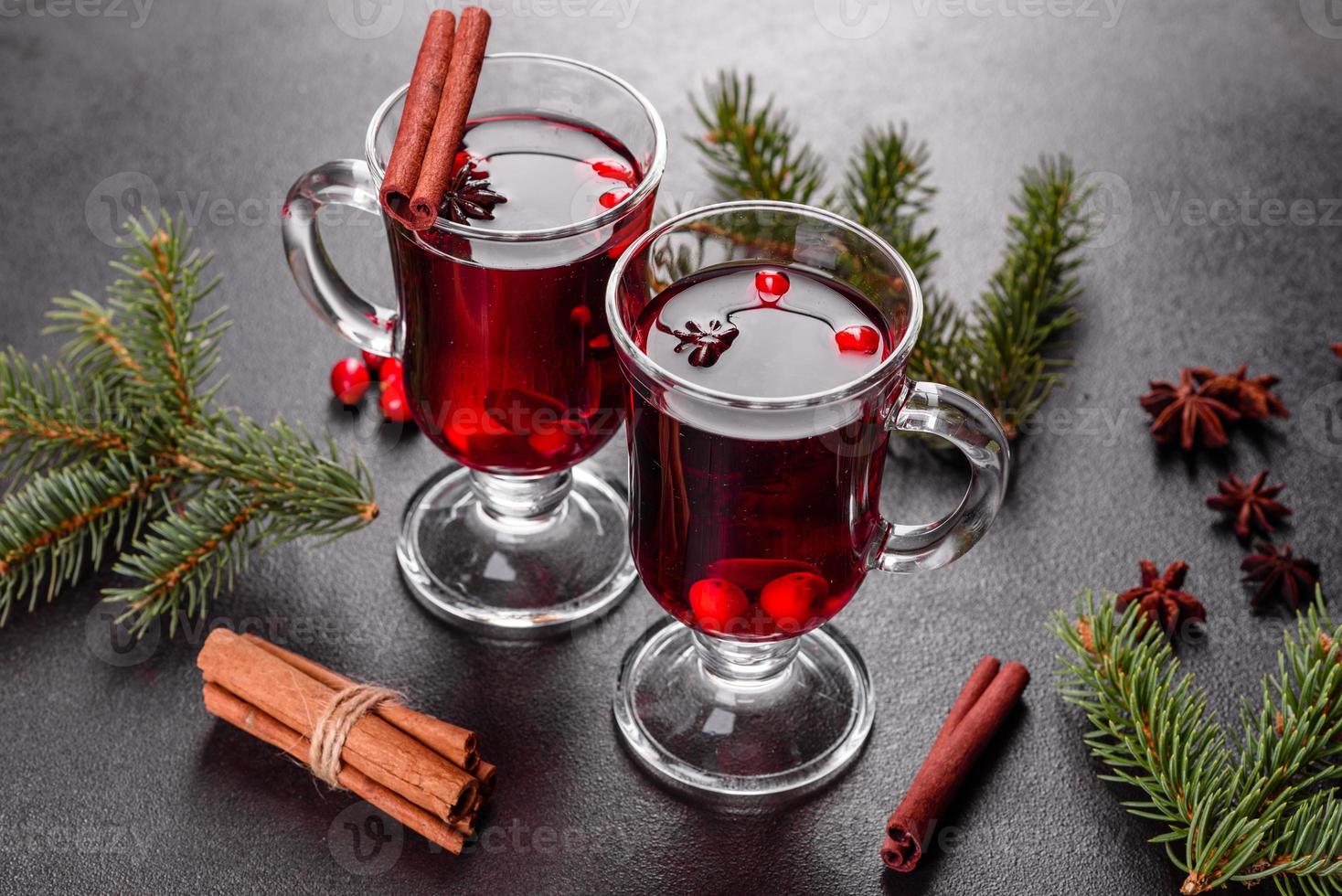 vinho quente com especiarias para o inverno e natal foto